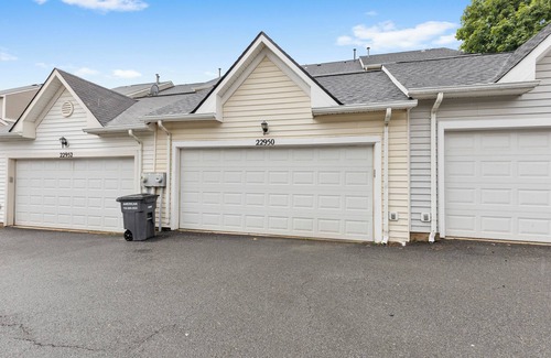 Sterling House | Charming upstairs bedroom in TH at Sterling with Kitchen & living room access
