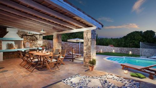 Stanisovi Villa | Charming villa Bea with private pool and volleyball