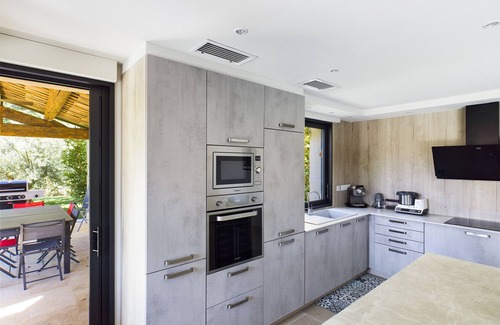Eygalieres House | Charming Villa in the Heart of Eygalières with Pool & Garden