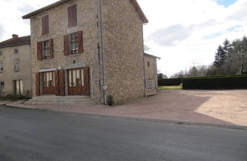 La Guillermie Cottage | Charming Village Retreat: Historic Atelier with Modern Comforts, Garden & Terrace in La Guillermie