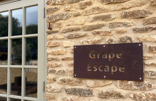 Calne House | Charming Vineyard Guesthouse - Scenic Views & Wine