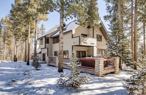 Christie Heights House | Charming w/Mtn Views + Hot Tub + Near Town & Peak 8 - Bystone Villa Retreat