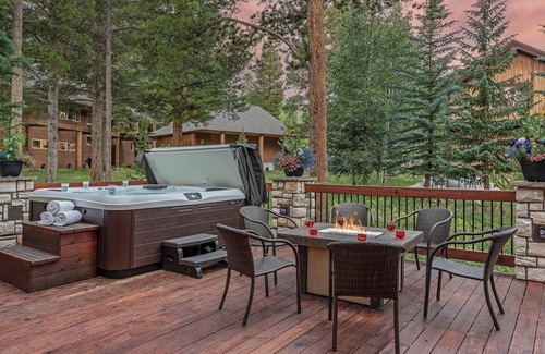 Christie Heights House | Charming w/Mtn Views + Hot Tub + Near Town & Peak 8 - Bystone Villa Retreat