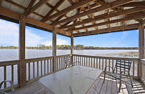 De Funiak Springs Cabin | Charming Waterfront Doublewide with a dock to Juniper Lake