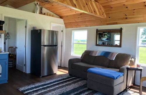 Loretto Cottage | Charming waterfront 1-bedroom cottage in lovely Colonial Beach with WiFi, AC