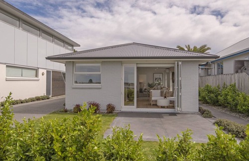 Christchurch House | Charming Waterfront Retreat Redcliffs