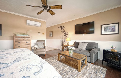 Suffolk Hotel | Charming Waterfront hotel in Suffolk with Balcony, WiFi and AC
