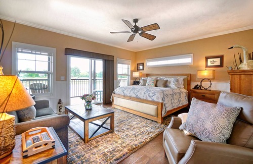 Suffolk Hotel | Charming Waterfront hotel in Suffolk with Balcony, WiFi and AC
