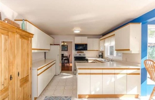 Innisfil House | Charming Waterfront Lakehouse Innisfil Cooks Bay 45 min from GTA !