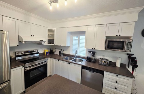 Yorkson House | Charming Whole House in Willoughby