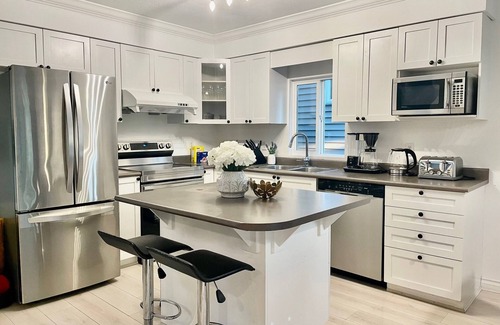 Yorkson House | Charming Whole House in Willoughby