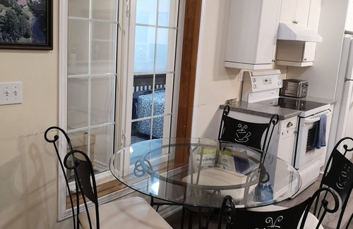 Fenelon Falls Cottage | Charming with Modern Amenities, 3 brdms Waterfront, Flexible Rentals