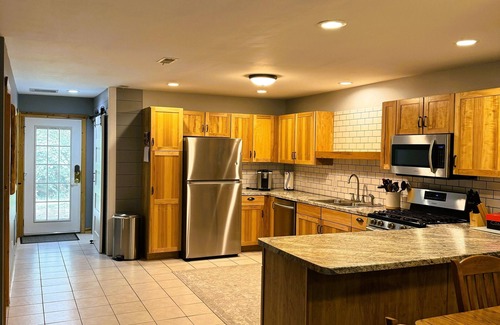 Oglesby Cabin | Charming woodland villa located in a secured resort across from Starved Rock
