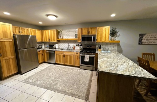 Oglesby Cabin | Charming woodland villa located in a secured resort across from Starved Rock