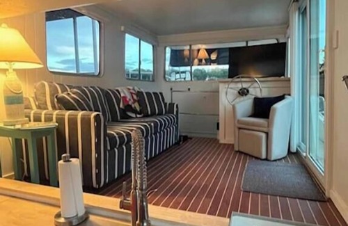 Steele Creek Boat Rental | Charming yacht with AC and WiFi in enchanting Charlotte