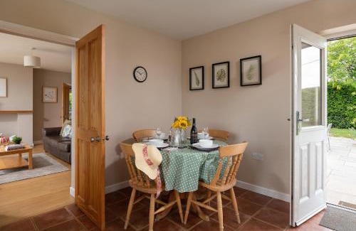Kenilworth House | Chase Lodge, Kenilworth, Family Sized Cottage With free Wifi