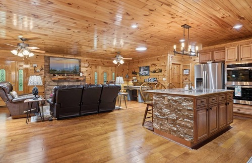 Gatlinburg - Pigeon Forge Cabin | Chasing Cubs Cabin by Beyond Expectations
