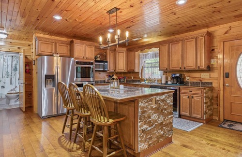 Gatlinburg - Pigeon Forge Cabin | Chasing Cubs Cabin by Beyond Expectations