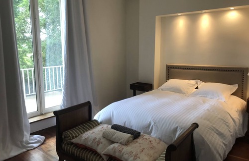 Sainte-Genevieve-les-Gasny Bed & Breakfast | CHATEAU PERRET-PISCINE-1H SPA INC.-GIVERNY-JARDINS MONET-PARC NATUREL DU VEXIN