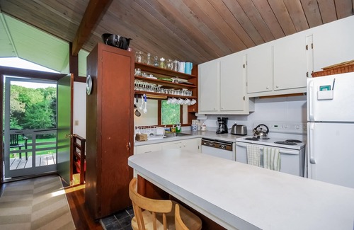 South Kingstown House | "Chat's on the Rocks".Secluded Family Friendly Comfort