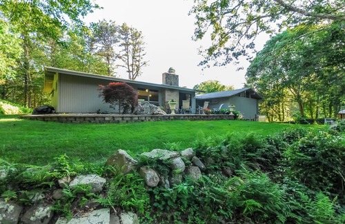 South Kingstown House | "Chat's on the Rocks".Secluded Family Friendly Comfort