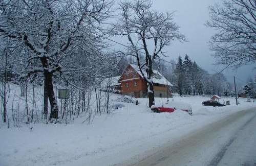 Vyprachtice Cabin | Chata u lesa
