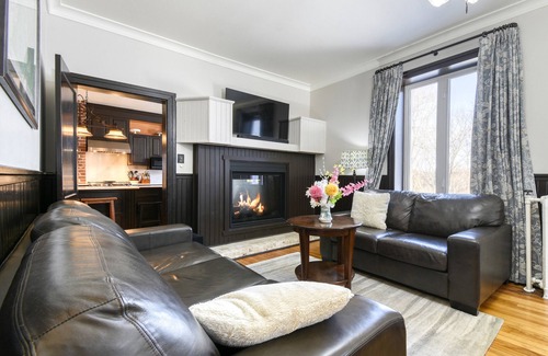 Saint-Emile-de-Suffolk House | Château Saint-Émile formally presbytery, lakeside near ski and hiking resortnnnn