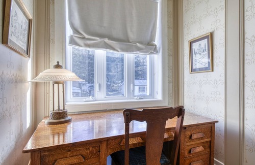 Saint-Emile-de-Suffolk House | Château Saint-Émile formally presbytery, lakeside near ski and hiking resortnnnn