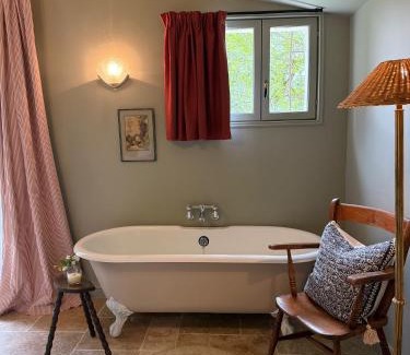 Montreal Bed & Breakfast | Chateau de Pomiro chambres d'hôtes et gîte