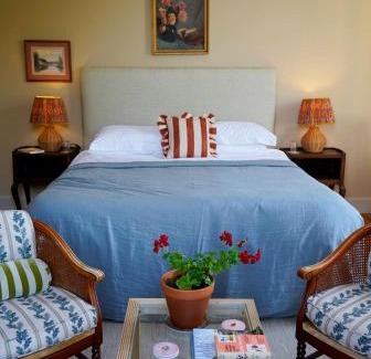 Montreal Bed & Breakfast | Chateau de Pomiro chambres d'hôtes et gîte