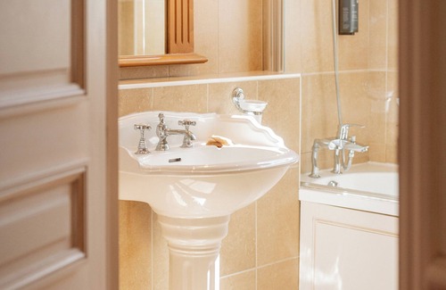 Challes-les-Eaux Hotel | Chateau des Comtes de Challes