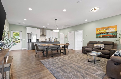 Rossville Cabin | Chatt Vistas-4bdr-2Units-ViewsofLookoutMtn-HotTub-Slps 12+