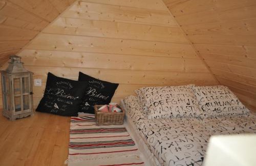 Bierutowice Ski Chalet | Chaty Świerkowe Wzgórze - domki typu superior z sauną balią kominkiem i domki-bez sauny balii kominka