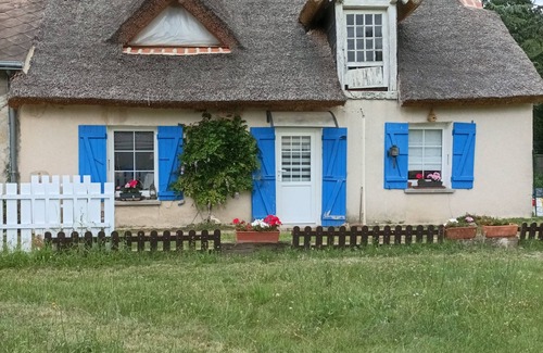 Donnemain-Saint-Mames House | Chaumière Avec sa Toiture en Chaume