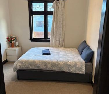 Auckland House | Cheap Guesthouse in New Lynn