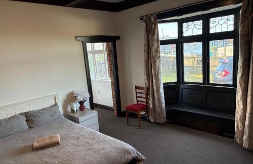 Auckland House | Cheap Guesthouse in New Lynn