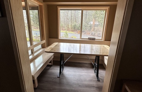 Glacier Cabin | *CHECK OUT THIS AWESOME SECLUDED CABIN + SLEEPER~EASY WALK TO TOWN OF GLACIER