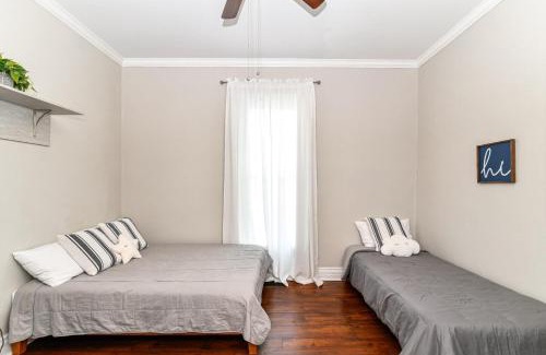 Noblesville House | Cheerful 2-Bedroom Cottage in Downtown Noblesville