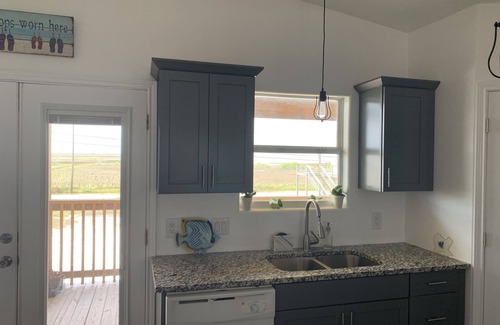 Rockport House | Cheerful 2 bedroom house with boat, car parking! Relax, fish, beach and unwind!