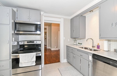 Noblesville House | Cheerful 2-bedroom Cottage in Downtown Noblesville