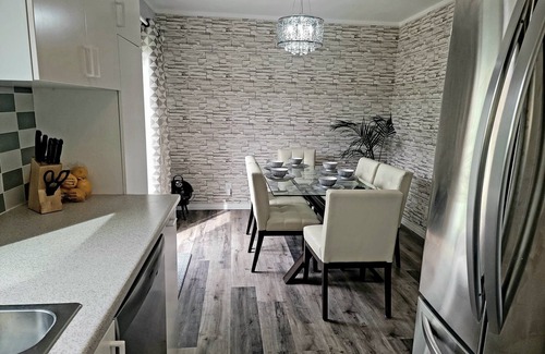 Birds Hill House | Cheerful 2 bedroom with indoor fireplace