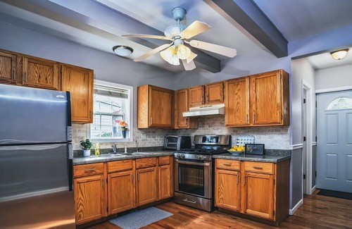 Lake Catherine House | Cheerful 3 bdrm home next to the lake, with free parking on premise