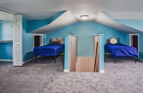 Lake Catherine House | Cheerful 3 bdrm home next to the lake, with free parking on premise