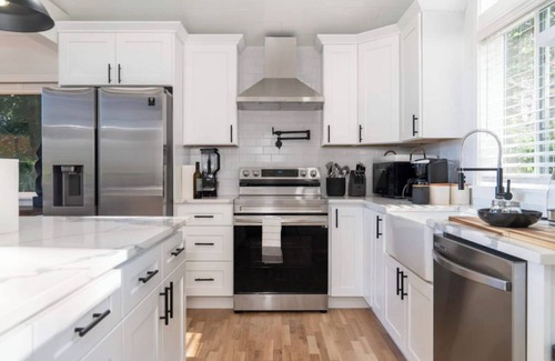 Picnic Point-North Lynnwood House | Cheerful 3-bedroom house with large backyardn
