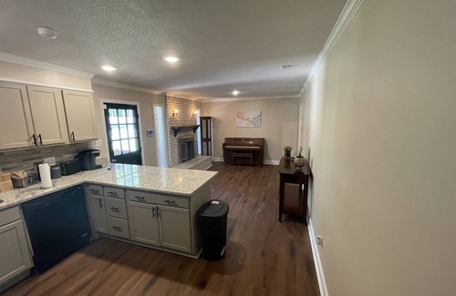 Albany House | Cheerful 3 Bedroom House in a Quiet Neighborhood