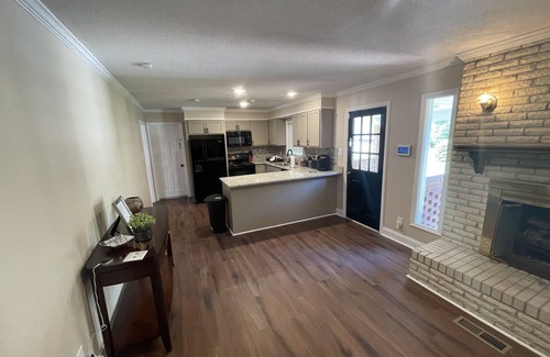 Albany House | Cheerful 3 Bedroom House in a Quiet Neighborhood