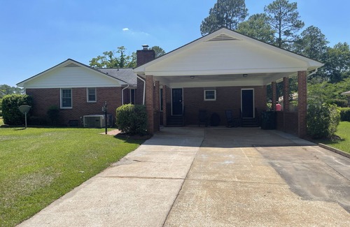 Albany House | Cheerful 3 Bedroom House in a Quiet Neighborhood