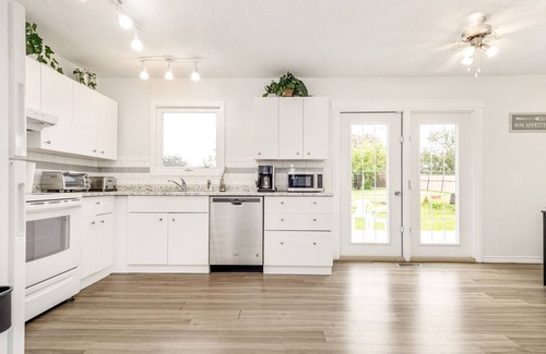 Cardston House | Cheerful 3 Bedroom Main Floor Private Suite Near Waterton