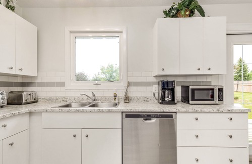 Cardston House | Cheerful 3 Bedroom Main Floor Private Suite Near Waterton