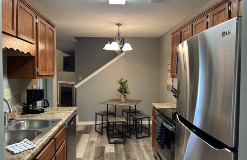 Horn Lake House | Cheerful 3bd/3ba home with Patio & Fireplace!